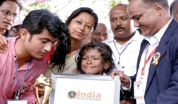 नन्हीं जलपरी कश्मीरी चौधरी का नाम इंडिया बुक ऑफ रिकॉर्ड में