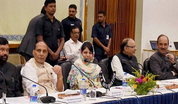 जम्मू पहुंचा सर्वदलीय प्रतिनिधिमंडल, बातचीत जारी जम्मू पहुंचा सर्वदलीय प्रतिनिधिमंडल, बातचीत जारी