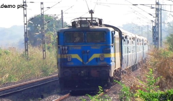 कानपुर : यात्री ट्रेनें एक ही ट्रैक पर आईं आमने-सामने, बड़ा हादसा टला