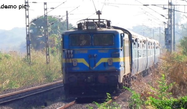 कानपुर : यात्री ट्रेनें एक ही ट्रैक पर आईं आमने-सामने, बड़ा हादसा टला कानपुर : यात्री ट्रेनें एक ही ट्रैक पर आईं आमने-सामने, बड़ा हादसा टला