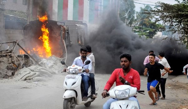 हिंसक घटनाओं के विरोध में उतरे ट्रांसपोर्टर, कर्नाटक की सीमा पर सैकड़ों ट्रक थमे