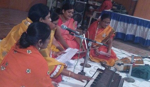 श्रीमति रंजना के नेतृत्व में केशव नगर मंडली भजन प्रस्तुत करते हुए।