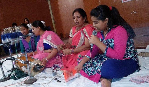 कुंदन नगर से आई पूनम प्रेम मंडली भजन प्रस्तुति देते हुए।
