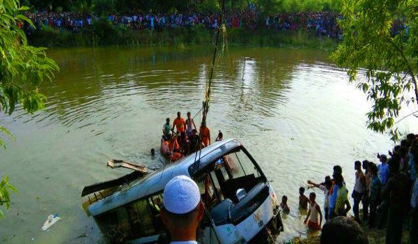 मधुबनी बस दुर्घटना में 35 यात्रियों की मौत मधुबनी बस दुर्घटना में 35 यात्रियों की मौत