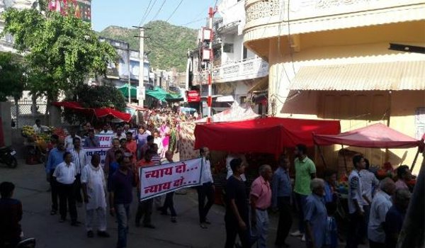 सिरोही : इडावा में क़ब्ज़े की कोशिश, पुलिस ने कब्जेधारियों को खदेड़ा सिरोही : इडावा में क़ब्ज़े की कोशिश, पुलिस ने कब्जेधारियों को खदेड़ा