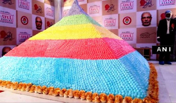 पीएम मोदी के बर्थडे पर काटा गया दुनिया का सबसे बड़ा केक