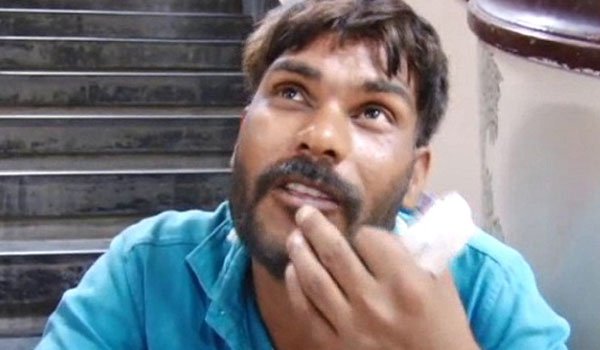 इंदौर में सोते युवक के मुंह में गिरी नागिन, चबाकर खा गया