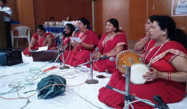 जय अंबे महिला मंडली की सदस्यों ने अनिता नरचल के नेतृत्व में भजन प्रस्तुति दी।