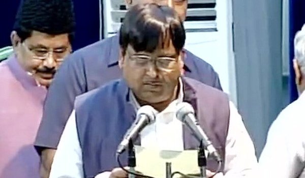 अखिलेश ने किया मंत्रिमंडल में फेरबदल, एक और मंत्री बर्खास्त अखिलेश ने किया मंत्रिमंडल में फेरबदल, एक और मंत्री बर्खास्त
