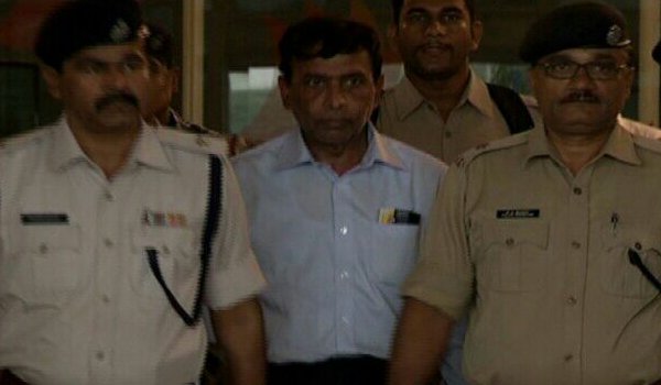 निम्स यूनिवर्सिटी के चेयरमैन बीएस तोमर कोर्ट में हुए पेश, भेजे गए जेल निम्स यूनिवर्सिटी के चेयरमैन बीएस तोमर कोर्ट में हुए पेश, भेजे गए जेल