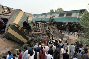 pakistan in train collision 6 killed and 150 injured