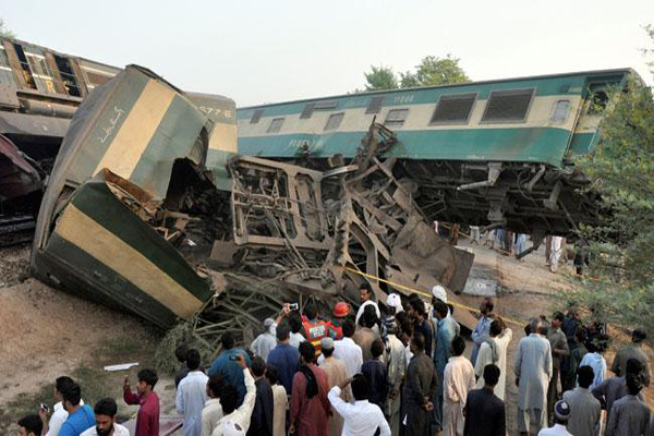 पाकिस्तान में ट्रेन हादसा, 6 लोगों की मौत, 150 से ज्यादा घायल