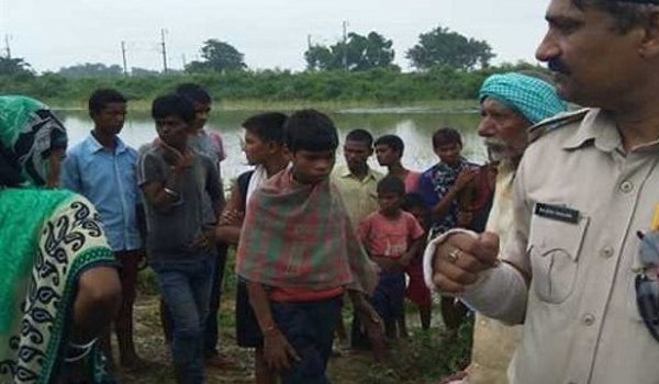 पति ने थप्पड़ मारा, गुस्से में पत्नी ने 4 बच्चों सहित जहर खाया पति ने थप्पड़ मारा, गुस्से में पत्नी ने 4 बच्चों सहित जहर खाया