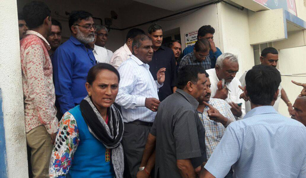 mob collected at hospital after arrest of dr in vishnagar