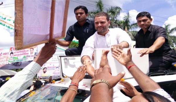 मोदी सरकार में कर्ज के बोझ से रो रहा किसान: राहुल गांधी मोदी सरकार में कर्ज के बोझ से रो रहा किसान: राहुल गांधी