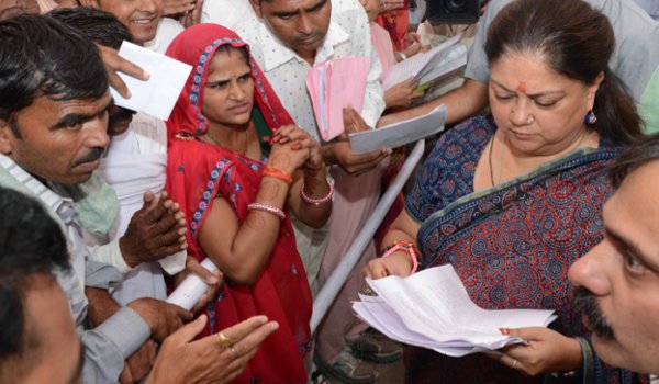 तीन घंटे खड़ी रही राजे, हजारों की समस्याओं का निदान किया तीन घंटे खड़ी रही राजे, हजारों की समस्याओं का निदान किया