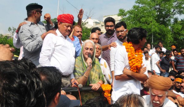 जयपुर राजघराने के समर्थन में सड़कों पर उतरा जन सैलाब जयपुर राजघराने के समर्थन में सड़कों पर उतरा जन सैलाब
