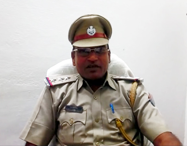 जिस थाने में थे थानेदार उसी में बने नामजद आरोपी, सीसीटीवी ने खोली थानेदार की पोल जिस थाने में थे थानेदार उसी में बने नामजद आरोपी, सीसीटीवी ने खोली थानेदार की पोल