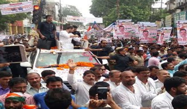 राहुल गांधी का गोरखपुर में रोड शो, पूरा शहर जाम