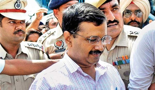 AAP के 21 MLAs की विधायकी छिनने का खतरा बढा, मुख्य सचिव ने EC को भेजा जवाब AAP के 21 MLAs की विधायकी छिनने का खतरा बढा, मुख्य सचिव ने EC को भेजा जवाब