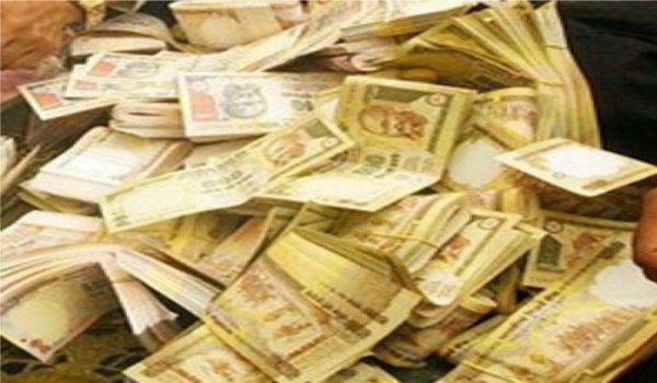 नोटों की बारिश कराने का दावा करने वाला ढोंगी बाबा अरेस्ट नोटों की बारिश कराने का दावा करने वाला ढोंगी बाबा अरेस्ट