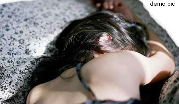 सेल्स गर्ल को धोखे से होटल में ले जाकर रेप सेल्स गर्ल को धोखे से होटल में ले जाकर रेप