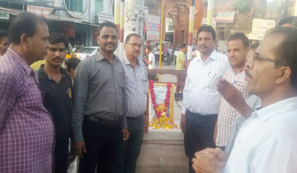 नवनिर्माणाधीन जेल चौराहे पर बने शहीद रमेश चौधरी का स्मारक नवनिर्माणाधीन जेल चौराहे पर बने शहीद रमेश चौधरी का स्मारक