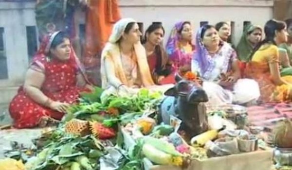 हरतालिका तीज पर्व की तैयारियां तेज, ब्यूटी पार्लरों में उमड़ी भीड़ हरतालिका तीज पर्व की तैयारियां तेज, ब्यूटी पार्लरों में उमड़ी भीड़
