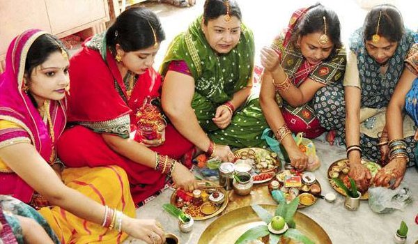 तीज की धूम, सौभाग्य के लिए महिलाओं ने रखा निर्जलाव्रत तीज की धूम, सौभाग्य के लिए महिलाओं ने रखा निर्जलाव्रत