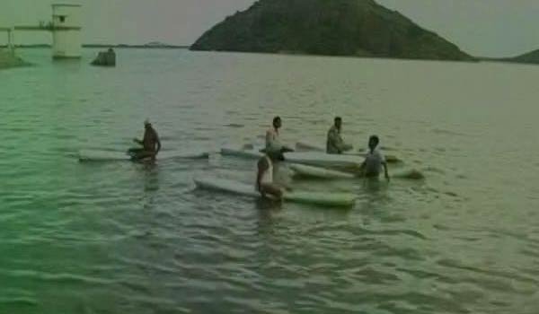 सैल्फी के चक्कर में छात्रा समेत बीटेक के 5 छात्र तलाब में डूबे