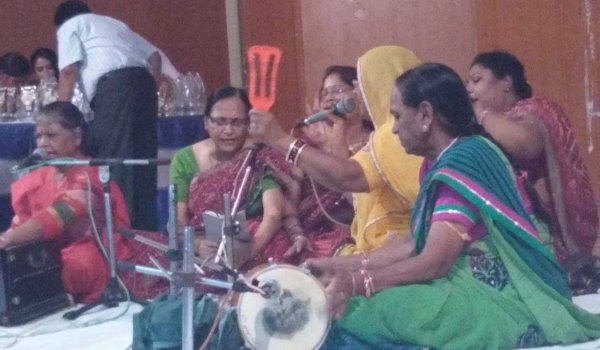 तुलसी सेवा मंडल की महिला सदस्य उषा गुप्ता के नेतृत्व में भजन प्रस्तुति देते हुए। 