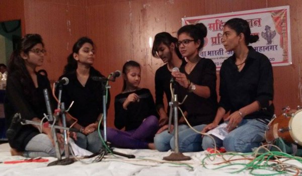 श्याम मंडी की सदस्य बालिकाओं ने आशू जांगिड के नेतृत्व में भजन प्रस्तुति दी।