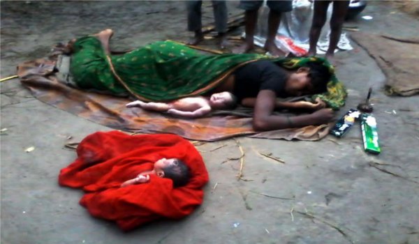 इलाज के अभाव में प्रसव के दौरान जुड़वा बच्चों के साथ मां की मौत इलाज के अभाव में प्रसव के दौरान जुड़वा बच्चों के साथ मां की मौत