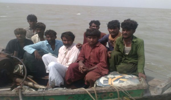 बीएसएफ ने भुज से नौका सहित नौ पाकिस्तानी नागरिकों को पकड़ा