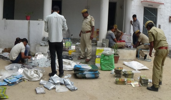 पुलिस ने नकली घी का कारखाना पकड़ा, आरोपी फरार पुलिस ने नकली घी का कारखाना पकड़ा, आरोपी फरार