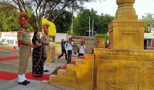 भारत-पाक सीमा पर मुख्यमंत्री ने की देवी पूजा