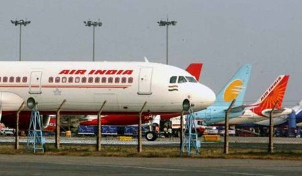 मुंबई में लैंडिंग के दौरान एयर इंडिया विमान लैंडिंग के दौरान फटा टायर मुंबई में लैंडिंग के दौरान एयर इंडिया विमान लैंडिंग के दौरान फटा टायर