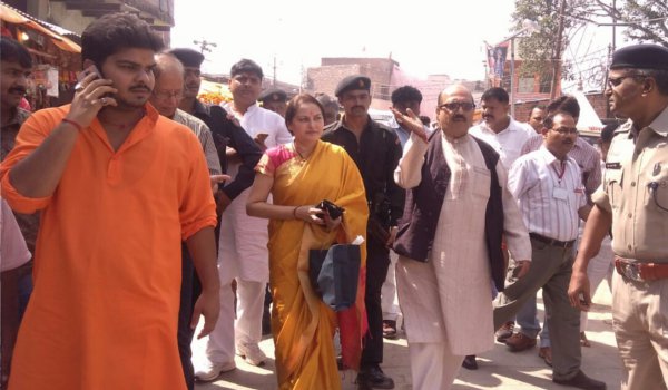 मां विन्धवासिनी के दर्शन को पहुंचे अमर सिंह व जयाप्रदा मां विन्धवासिनी के दर्शन को पहुंचे अमर सिंह व जयाप्रदा