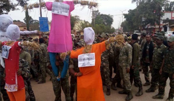 bastar police takes a page out of protesters book, burns effigies of Maoist supporters social activist