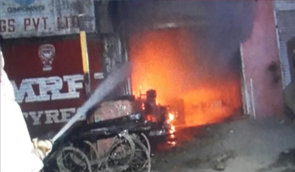 इंदौर : ट्रांसपोर्ट नगर स्थित बैटरी की दुकान में लगी भीषण आग