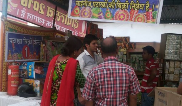 अपना बाजार में दीपोत्सव : उचित दाम पर मिल रहीं मिठाईयां और पटाखे अपना बाजार में दीपोत्सव : उचित दाम पर मिल रहीं मिठाईयां और पटाखे