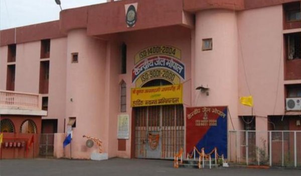 मध्यप्रदेश : गार्ड की हत्या कर सिमी के 8 कैदी भोपाल जेल से फरार मध्यप्रदेश : गार्ड की हत्या कर सिमी के 8 कैदी भोपाल जेल से फरार
