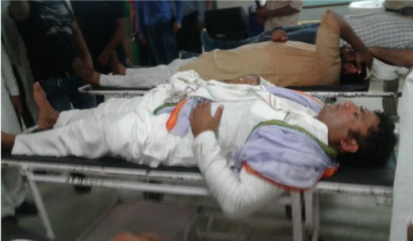 राहुल गांधी के सामने भूपिंदर सिंह हुड्डा और अशोक तंवर समर्थकों में चली लाठियां राहुल गांधी के सामने भूपिंदर सिंह हुड्डा और अशोक तंवर समर्थकों में चली लाठियां