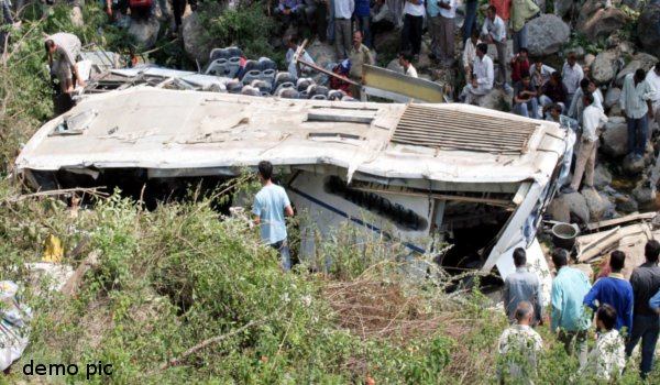 हिमाचल : मंडी जिले में बस खाई में गिरी, दो दर्जन लोग घायल