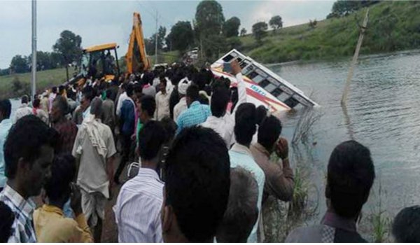 madhya pradesh : 10 dead, 20 injured as bus falls into reservoir from the bridge in Vidisha