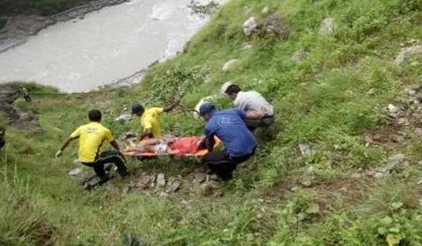 गहरी खाई में गिरी कार, दिल्ली पुलिस के तीन जवानों समेत 4 की मौत