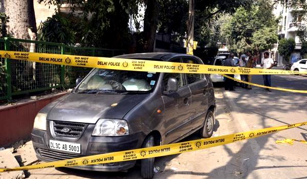 दिल्ली : कार में चाकुओं से गोदकर पत्नी की हत्या