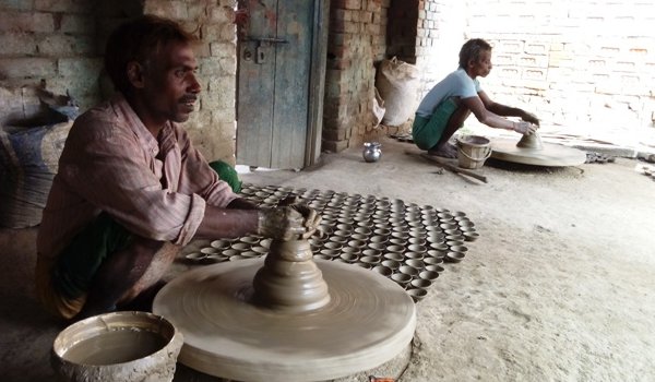 चाक ने पकड़ी रफ्तार, मिट्टी के दीपक खुशियां लाएंगे अपार