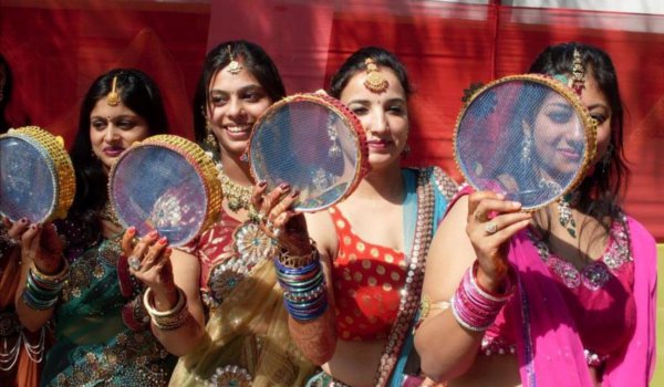 चन्द्रोदय की छवि देख सुहागिनों ने किया करवा चौथ व्रत का समापन चन्द्रोदय की छवि देख सुहागिनों ने किया करवा चौथ व्रत का समापन