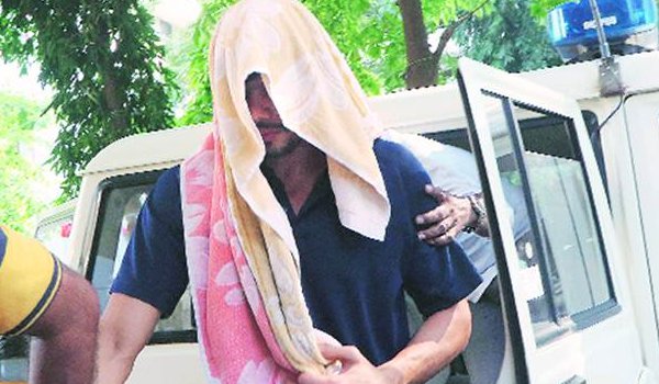 ललिता सुसाइड केस : पुलिस रिमांड में भेजे गए कबड्डी प्लेयर रोहित चिल्लर ललिता सुसाइड केस : पुलिस रिमांड में भेजे गए कबड्डी प्लेयर रोहित चिल्लर